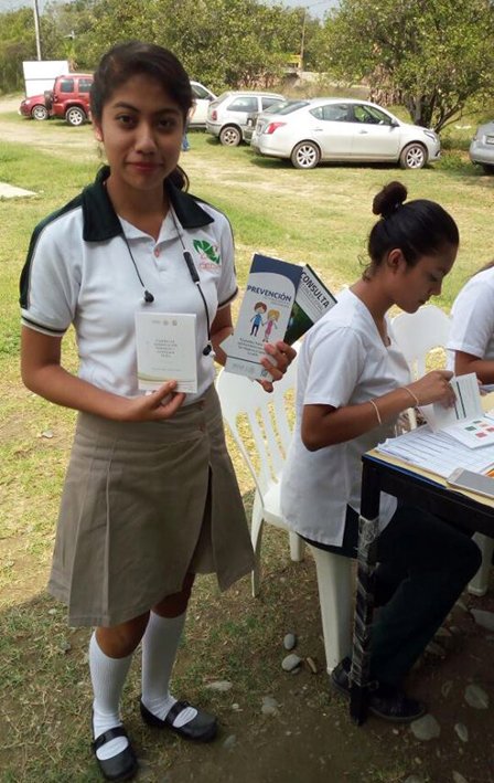 cecytev's tweet photo. #IMSS visita a estudiantes de @cecytev18 para actualización de somatometrías, orientación sobre prevención de embarazo, planificación familiar y alimentación. De igual forma, la enfermera del Plantel realizó con los jóvenes actividades físicas y cognitivas #PonteAl100🍎🍎#SEV https://t.co/53ao2qpdw7
