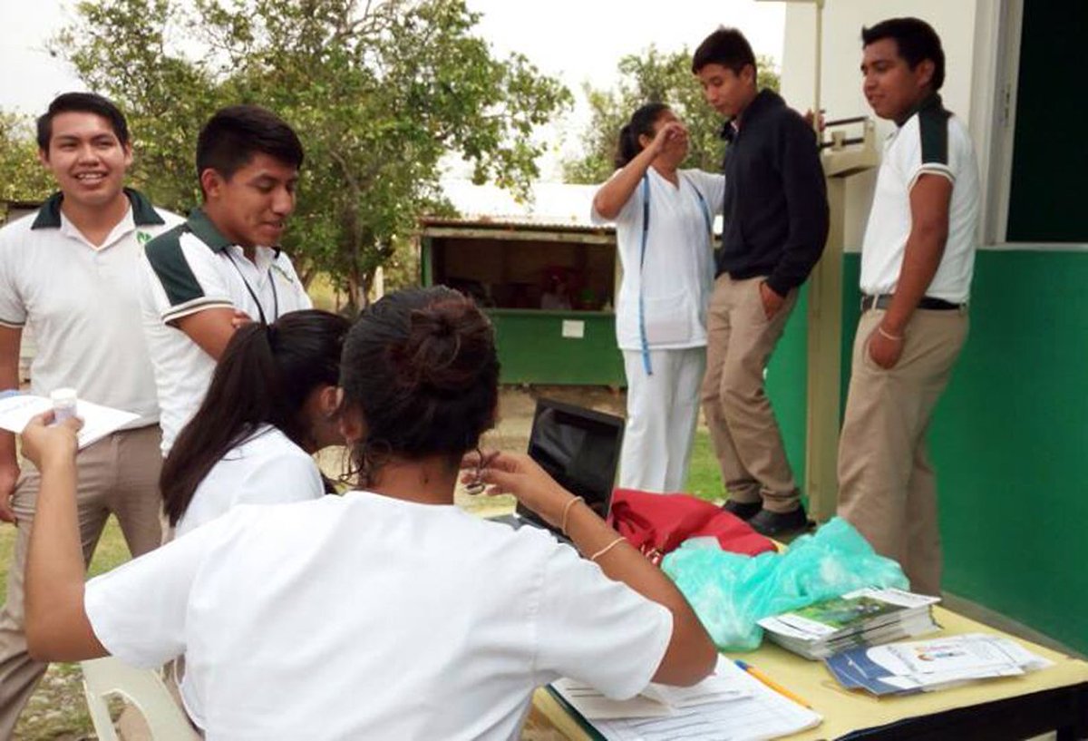 cecytev's tweet photo. #IMSS visita a estudiantes de @cecytev18 para actualización de somatometrías, orientación sobre prevención de embarazo, planificación familiar y alimentación. De igual forma, la enfermera del Plantel realizó con los jóvenes actividades físicas y cognitivas #PonteAl100🍎🍎#SEV https://t.co/53ao2qpdw7