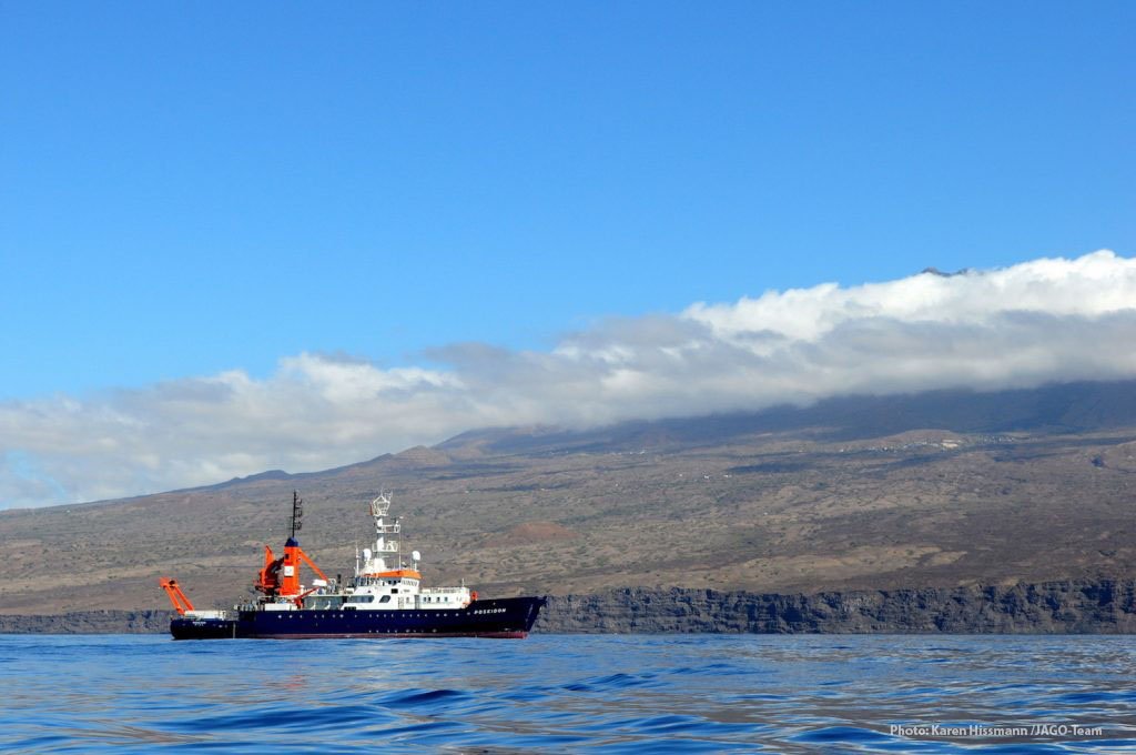 GEOMAR_en's tweet photo. Follow the scientists of cruise #POS520 with #RV_POSEIDON to the pelagic ecosystems around #CapeVerde islands - in the @oscm_-blog: https://t.co/YB4LDNWAM5 https://t.co/9f4QtXLa3L