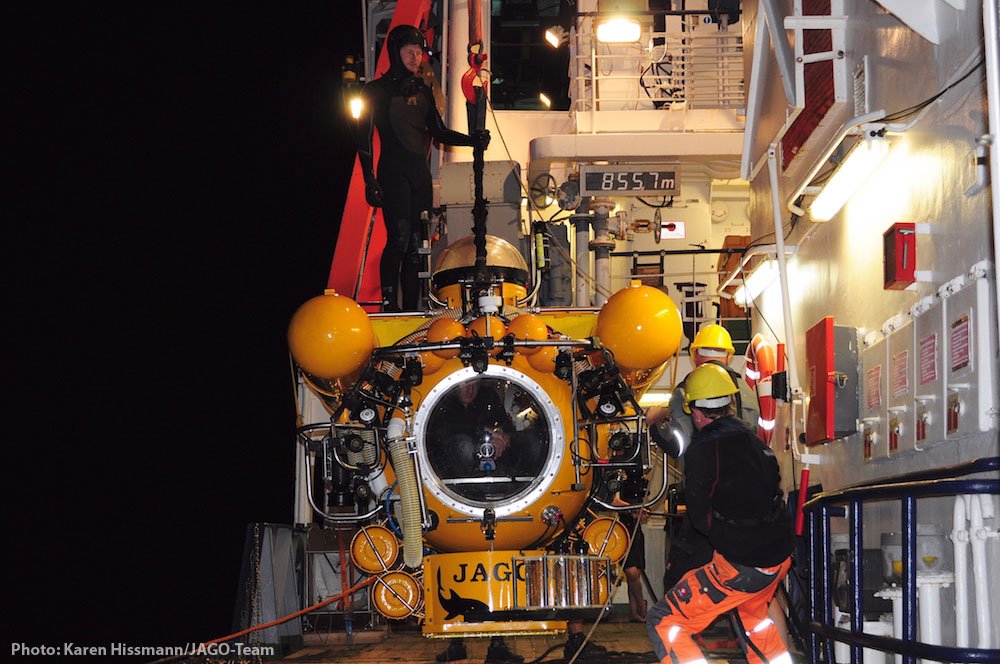 GEOMAR_en's tweet photo. Follow the scientists of cruise #POS520 with #RV_POSEIDON to the pelagic ecosystems around #CapeVerde islands - in the @oscm_-blog: https://t.co/YB4LDNWAM5 https://t.co/9f4QtXLa3L