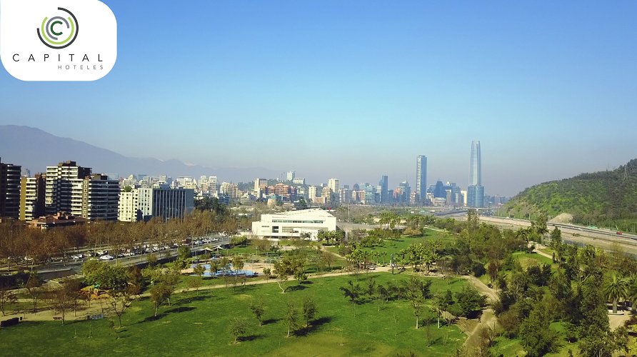 CapitalHoteles's tweet photo. El Parque Bicentenario de Vitacura te ofrece un amplio espacio de áreas verdes, lagunas y amplio cielo. Abierto permanentemente, puedes visitarlo cuando quieras.  
¿Cómo llegar? > https://t.co/XwXKfBltDr https://t.co/nfOSouNuoT