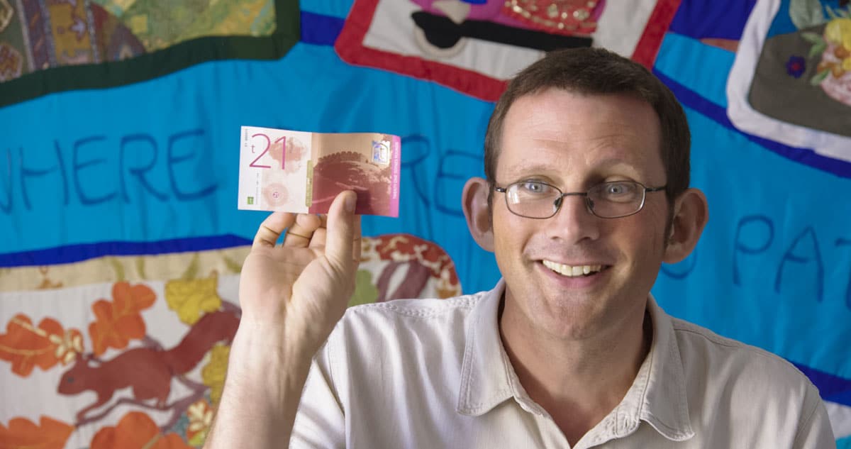 Relocaliser l'économie, y introduire une dimension sociale et écologique... La vocation des monnaies locales ! À lire sur #ColibrisLeMag : bit.ly/2oxZ09v
Un article de <a href="/Reporterre/">Reporterre 🌍 | Le média de l'écologie</a> 
Voir la formation #MonnaiesLocales de l'Université des Colibris : bit.ly/2FEgFnn