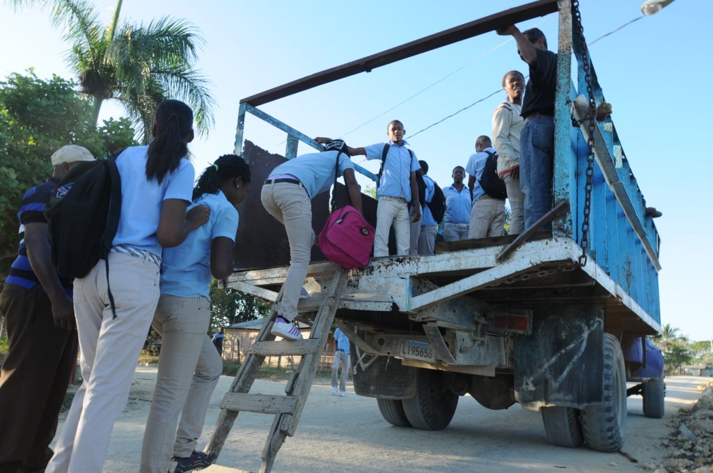 ¿Cómo puede un gobierno hablar de Fibra Óptica y Pizarras Digitales,  Cuando no puede ni siquiera proveerle un Transporte digno y seguro a Los  Estudiantes Dominicanos.??? #DaniloMedina #RepúblicaDominicana #Educación #TransporteEscolar