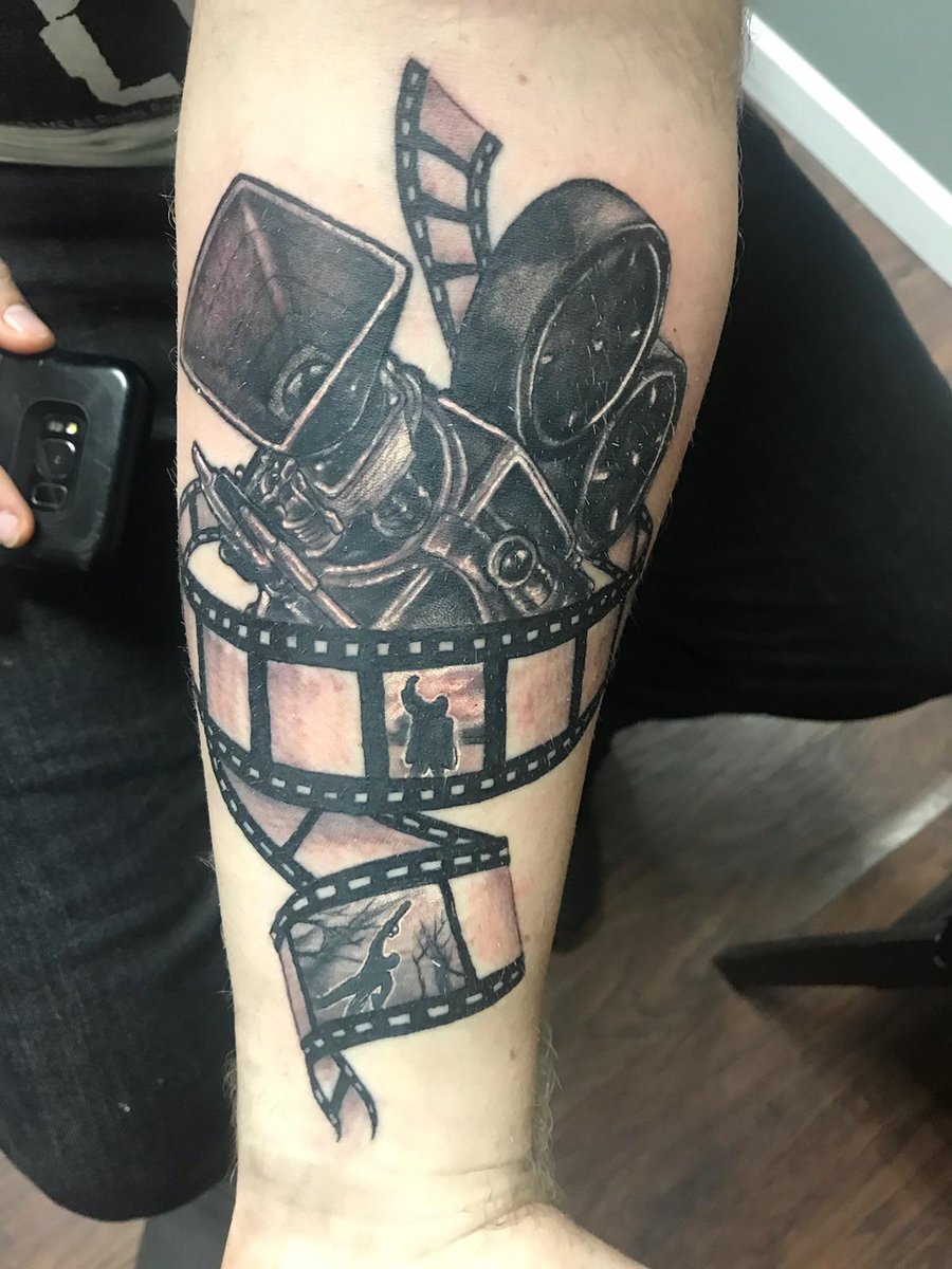 LuxuriousMurder's tweet photo. @GroovyBruce Just got this done. I want to be a film maker some day and I got my 2 favorite heroes on 2 panels: John Bender from The Breakfast Club and Ash Williams! https://t.co/raKUG8477M