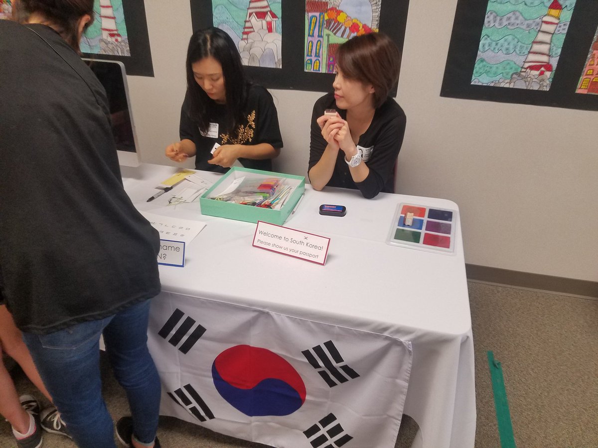 Woolfwade's tweet photo. International Day at Rylander Elementary sharing our strength as a culturally diverse group of learner's. #rrepride #BeTheLegacy #Katyisd #DiverseLearners #IntlDay2018 #rrepta https://t.co/Br1vAtLz02