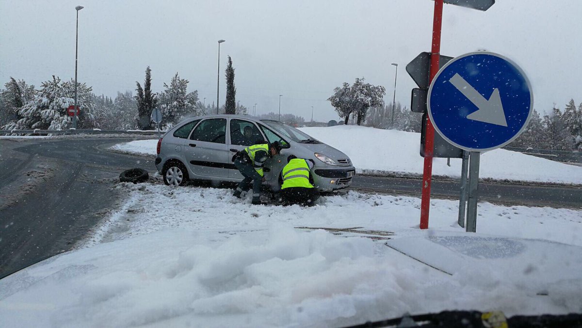 GSerranoLopez's tweet photo. Espectacular trabajo de la Agrupación de Tráfico de la @guardiacivil en el norte de ESPAÑA. Su profesionalidad, entrega y espíritu de servicio ha hecho posible superar sin incidencias importantes el temporal que estamos sufriendo en las carreteras. Un honor trabajar con vosotros https://t.co/k6GCWStiKI