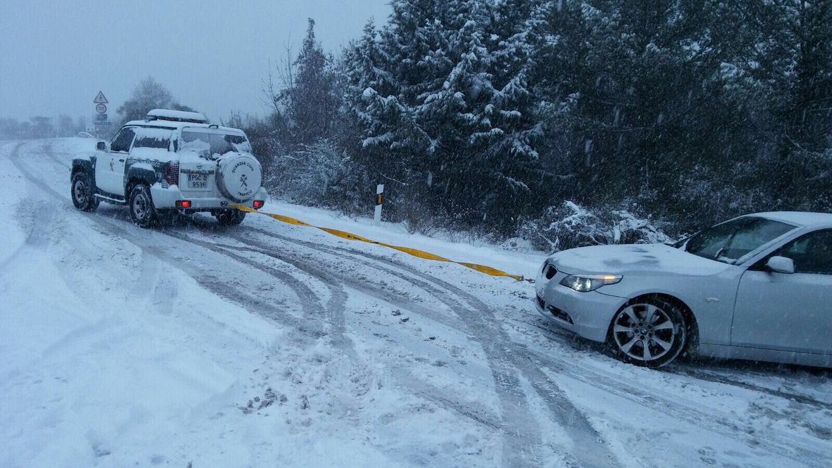 GSerranoLopez's tweet photo. Espectacular trabajo de la Agrupación de Tráfico de la @guardiacivil en el norte de ESPAÑA. Su profesionalidad, entrega y espíritu de servicio ha hecho posible superar sin incidencias importantes el temporal que estamos sufriendo en las carreteras. Un honor trabajar con vosotros https://t.co/k6GCWStiKI