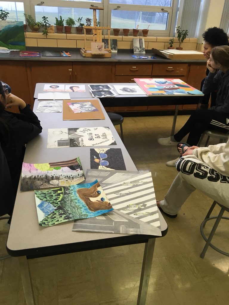 RoccosArtRoom's tweet image. #apstudio critique with intermediate art students having some studio time! 💖👨‍🎨👩‍🎨 🎨 #afftonart @AfftonSchools @AfftonHS