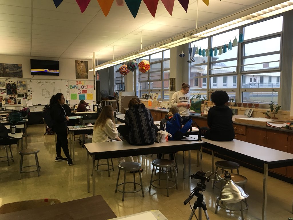 RoccosArtRoom's tweet image. #apstudio critique with intermediate art students having some studio time! 💖👨‍🎨👩‍🎨 🎨 #afftonart @AfftonSchools @AfftonHS