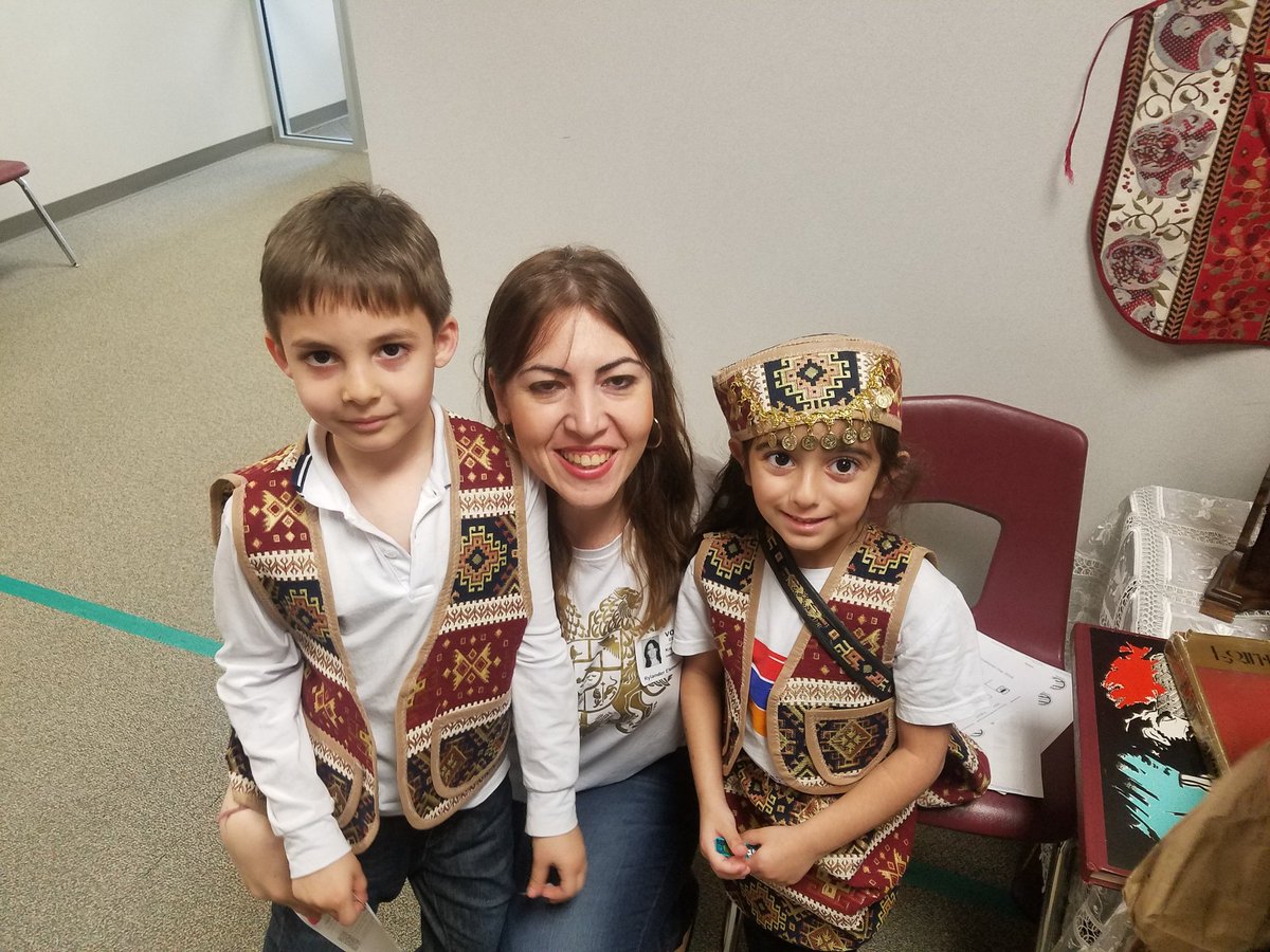 Woolfwade's tweet photo. International Day at Rylander Elementary sharing our strength as a culturally diverse group of learner's. #rrepride #BeTheLegacy #Katyisd #DiverseLearners #IntlDay2018 #rrepta https://t.co/Br1vAtLz02