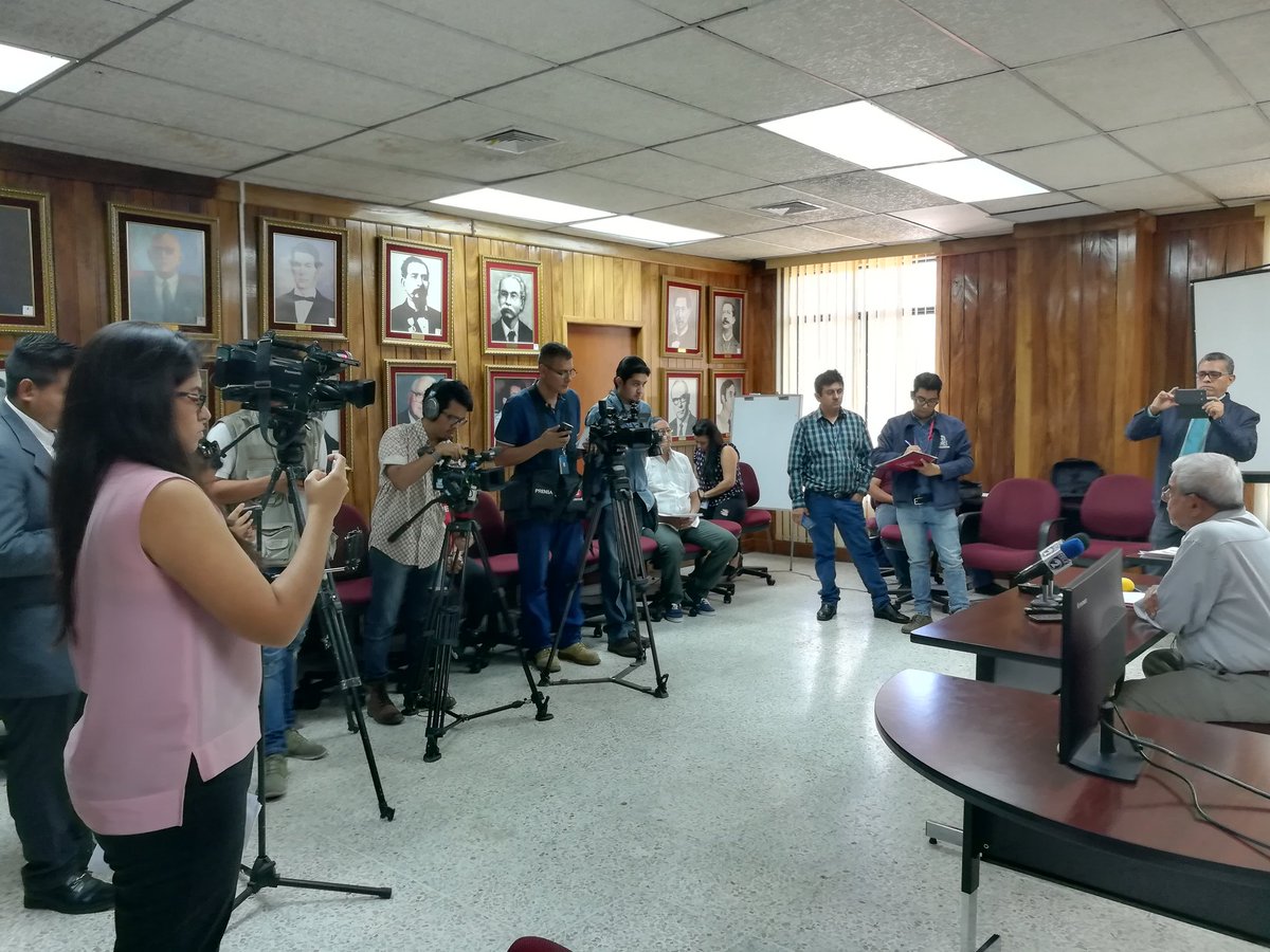Inicia conferencia de prensa para la presentación del <a href="/ceop_ues/">Centro de Estudios de Opinión Pública UES</a>.