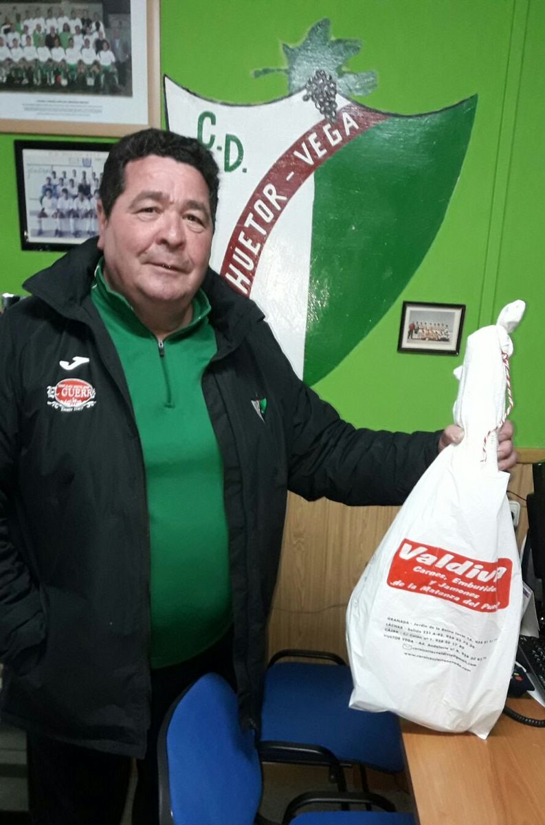 Os informamos que el  <a href="/CD_HuetorVega/">CD Huétor Vega</a> premia el esfuerzo de sus seguidores y os da la oportunidad de ganar un estupendo jamón de #Valdivia participando en los sorteos organizados por este club. ¡Ánimo y a por todas!💪