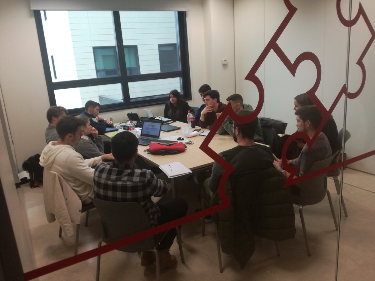 Susana_CFGS_UEM's tweet photo. Alumnos de CFGS Marketing y Publicidad 🏅 realizan Focus Group a los alumnos de  CFGS AyF  sobre la experiencia vivida en Oficina en el Aula🙌  La importancia de testear y el control de calidad👏 @CiclosUE  @olga_ciclosuniv  @helen5v @cris_mnc https://t.co/4nKeFzv8NG