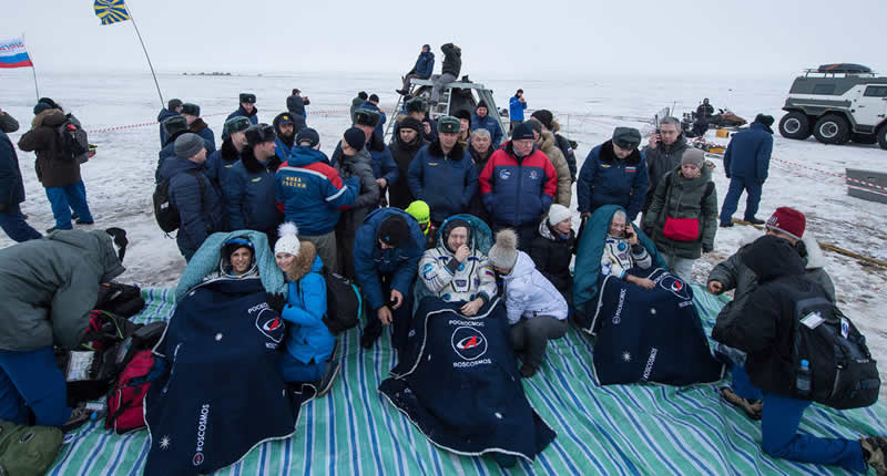 NASA_EN_ESPANOL's tweet photo. Tres miembros de la #Exp54 a bordo de la #ISS, los astronautas Mark Vande Hei y Joe Acaba, de #NASA y el Cosmonauta Alexander Misurkin de #Roscosmos regresaron a la Tierra el martes con un aterrizaje exitoso en #Kazajistán. +Info https://t.co/vte9sAqLOR https://t.co/lf1hG0H1bk