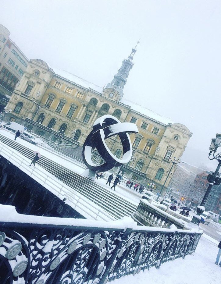 andreanavazo's tweet photo. Bilbao ha amanecido hoy más blanco y más bonito que nunca #Bilbaozuria https://t.co/Et80uXHgh0