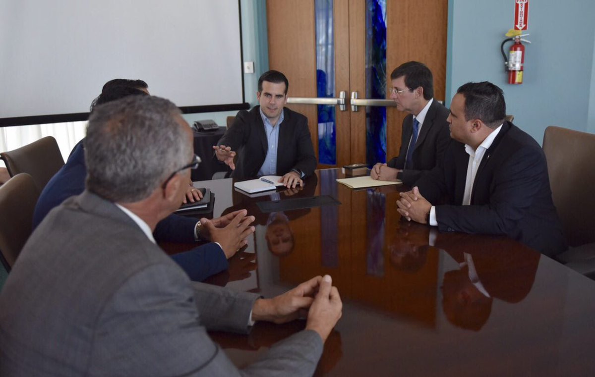 ricardorossello's tweet photo. Antes de iniciar nuestra reunión con el Cuerpo de Ingenieros para exigir rendición de cuentas; nos reunimos con ambos presidentes que agrupan a los alcaldes de Puerto Rico, @MolinaAlcalde y Rolando Ortiz. Nos acompañó @LuisRiveraMarin, @VillafanePR y @negronjudice. https://t.co/pzSaNsb2vI
