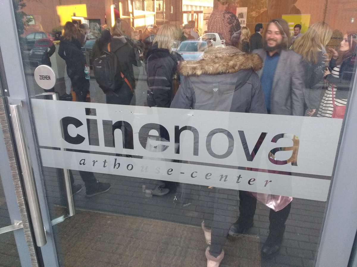 MehrWert21's tweet photo. Hashtag für heute: #Bleibbeimir - Auf dem Weg zum Szenekino #Cinenova in #Köln-Ehrenfeld, wir zeichnen zusammen mit der @ecosign_academy für Gestaltung die besten studentischen Arbeiten unseres #Design-Wettbewerbs aus. @NachhaltigesNRW @vznrw @UmweltNRW -> https://t.co/SVZFlyCWED https://t.co/z9qxzGxrQe