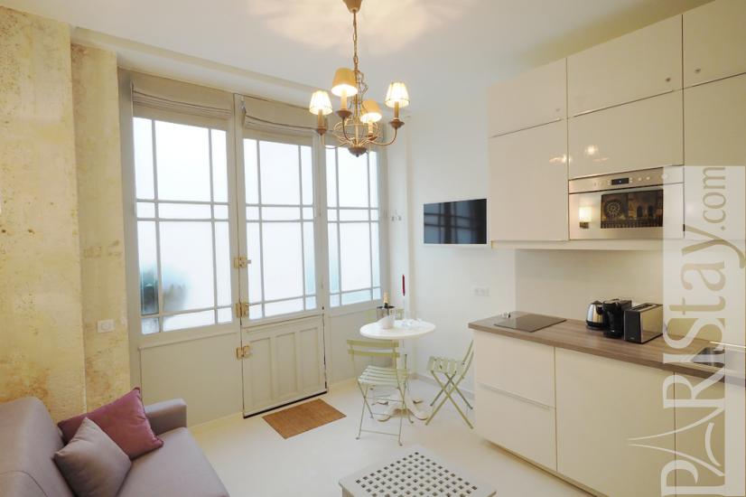 🛫 Let's discover Saint-Germain-des-Près, have a drink at Café de Flore, discover the romantic Pont des Arts, then walk to Louvre museum... It's up to you! 

👉🏻 bit.ly/FBM_StGermainC… #ChicSuites #Paris #StGermain