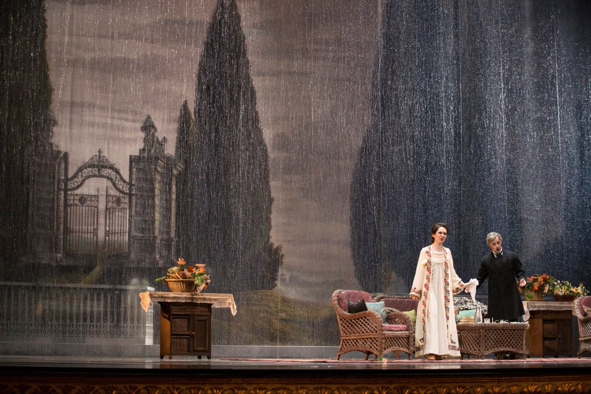 teatrosancarlo's tweet photo. "A Parigi piove. Piove di una pioggia insistente, continua, inesorabile. La troviamo dappertutto..." Le parole di #EzioFrigerio per descrivere le atmosfere di questa inedita #Traviata...ultimissimi posti per lo spettacolo di stasera alle ore 20! Vi aspettiamo... https://t.co/VUSIv6qDac