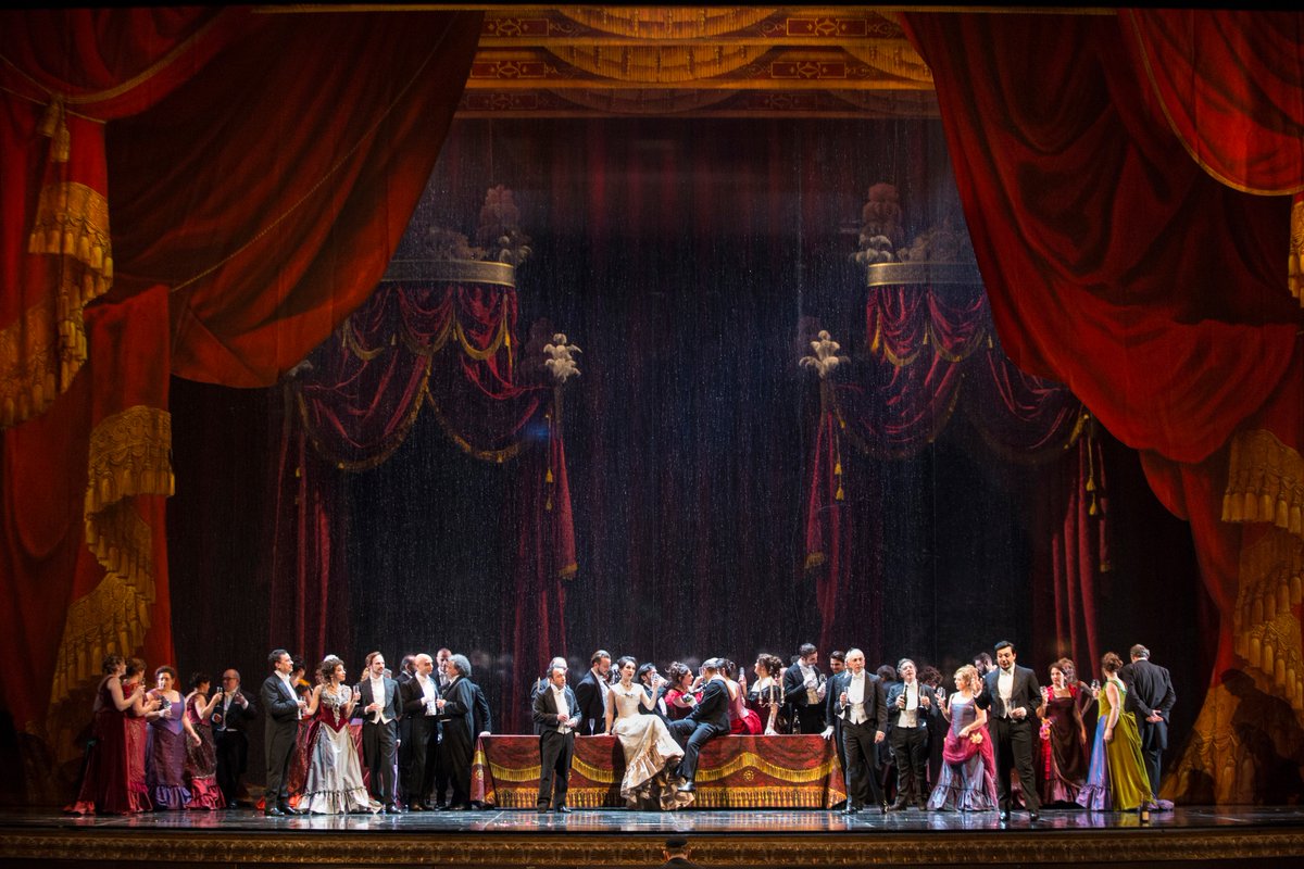 teatrosancarlo's tweet photo. "A Parigi piove. Piove di una pioggia insistente, continua, inesorabile. La troviamo dappertutto..." Le parole di #EzioFrigerio per descrivere le atmosfere di questa inedita #Traviata...ultimissimi posti per lo spettacolo di stasera alle ore 20! Vi aspettiamo... https://t.co/VUSIv6qDac