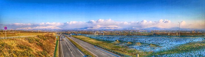 AngleseyScMedia's tweet photo. Snowdonia from Gaerwen A55 panorama ❤️ https://t.co/afufwn2E3H