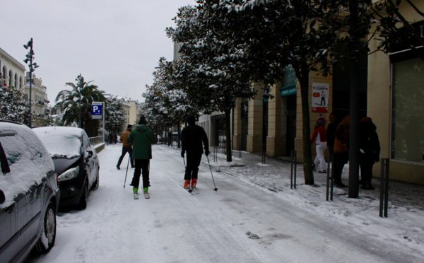 xoriburu's tweet photo. Biarritz aime la glisse, même sous la neige https://t.co/pGcWxyC1dT https://t.co/iRD7gOEs5u