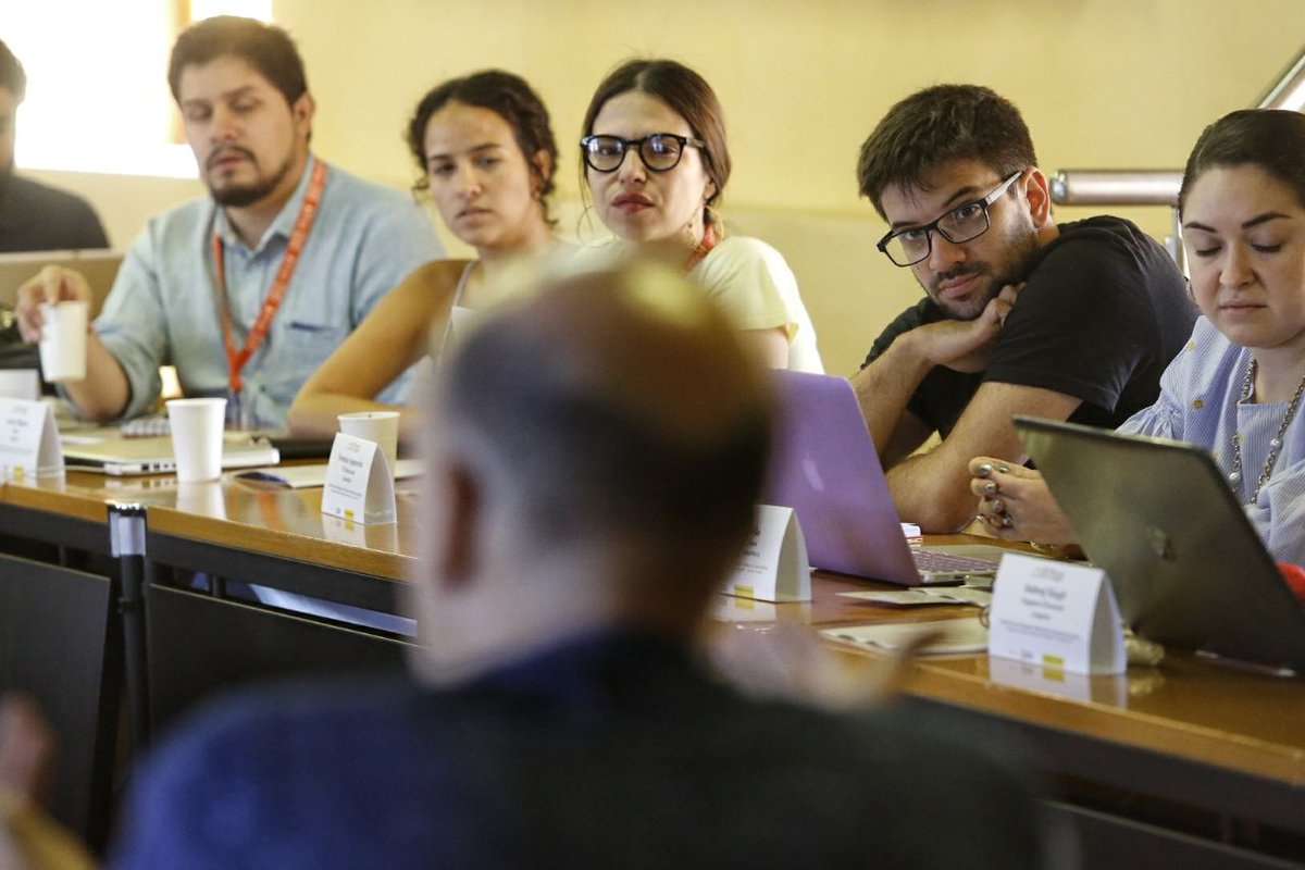 FundacionGabo's tweet photo. "En el periodismo es mejor empezar equivocado y hacer preguntas. Las ideas que tenemos previamente son solo una guía y siempre debemos estar preparados para ser sorprendidos": Jonathan Levi, maestro de la #BecaGabo. https://t.co/n2XIiFJ5MP