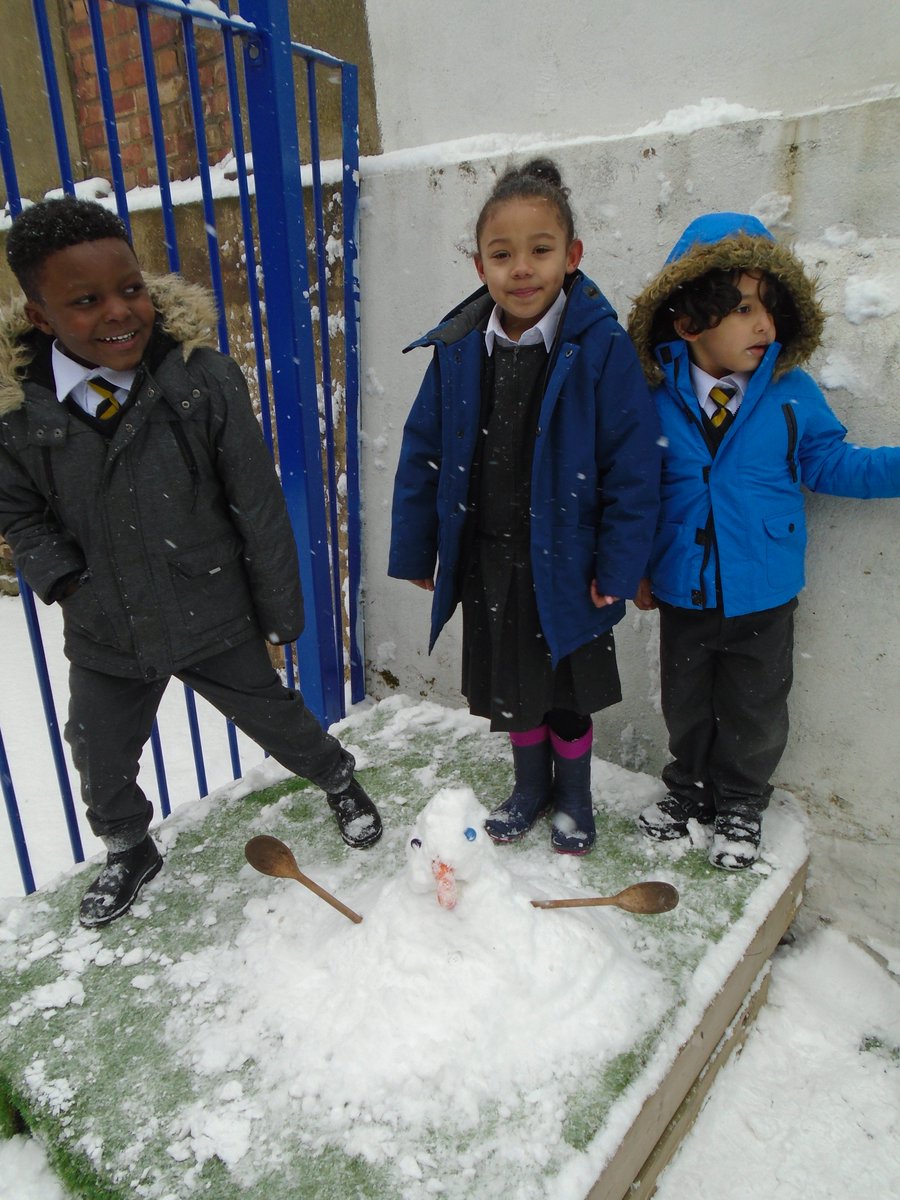 MatthiasN16EYFS's tweet photo. Do you want to build a snowman?!... Meet our snowman Kofi! He's heard us talk about changes in materials, capacity, seasonal change, construction, design ... the list goes on #EYFS #outdoorlearning #letitsnow #BeastFromTheEast https://t.co/HUfGpiUxwa