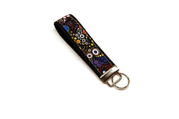 ItsSewYouDear's tweet photo. Bright circles fabric wrist key fob, key chain wristlet. Personalized. Under 10 gift for her. by ItsSewYouDear https://t.co/MlZAdKBttv #etsyseller #etsymntt #handmade https://t.co/0qsMkqYm2S