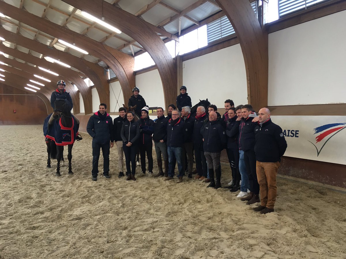FRA_Equitation's tweet photo. #objectifTryon journée en immersion avec les cavaliers et voltigeurs tricolores pour les joueurs du @stadefrancais #Rugby #crossover https://t.co/W6ReH4UvIc