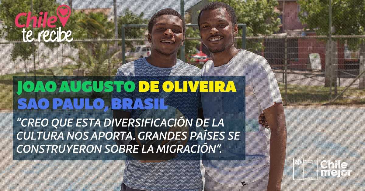 patrimonio_cl's tweet photo. Joel es basquetbolista y Joao estudia para ser abogado. Viven hace 4 años en Chile y les encantan los paisajes y la gente de nuestro país. #ChileTeRecibe ✨Vía @Mineduc https://t.co/SfkVZWhK1U