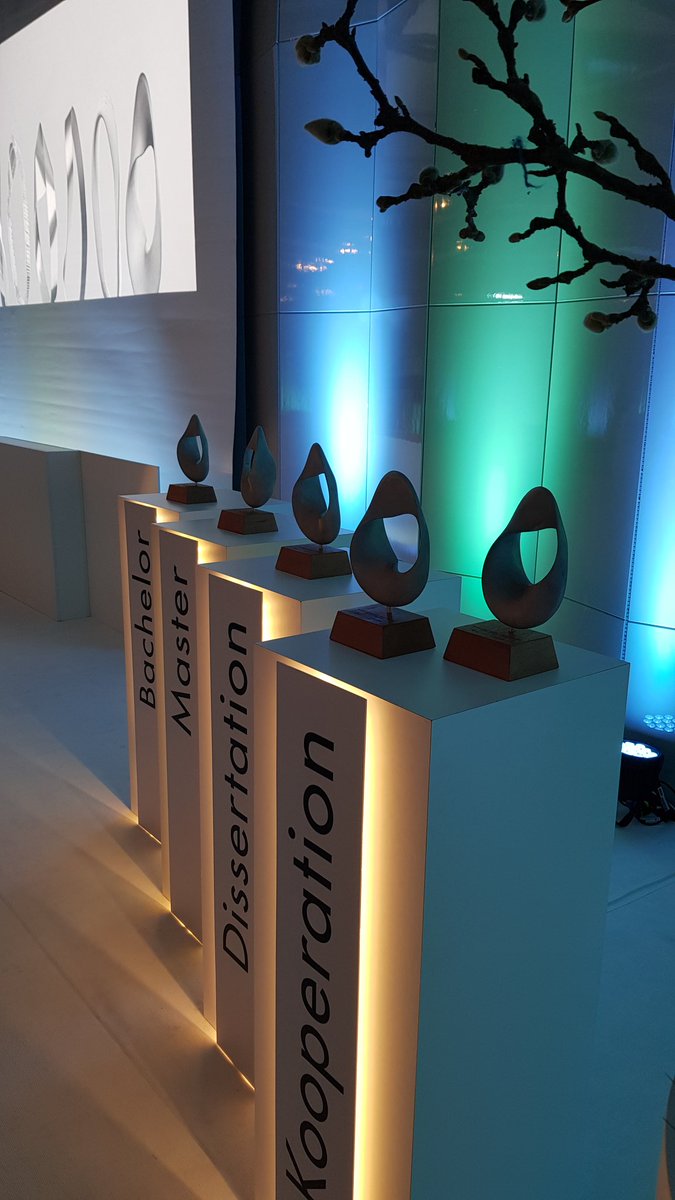 Alles bereit für die Vergabe des EHI und GS1 WISSENSCHAFTSPREIS. Als Vorsitzender der Jury halte ich die Laudatio auf den Preisträger für die beste Dissertation. Ich freue mich darauf, diese hervorragende Arbeit vorzustellen und auszuzeichnen.