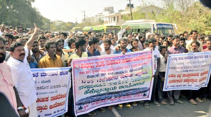 YashpalBJP's tweet photo. @BJP4Udupi @Geethanjali_BJP @ShyamalaSKundar @bharathimagdum @UdayKumarBJP @mattarhegde @RaghupathiBhat @ProfSRK @Harvansh_Batra @RohiniShah1 @AmitShah @narendramodi @AmitShahOffice @draksbond @Babble524 @ISameerLive @ajaykumar2697 @kapil9994 @meenakshisharan @HarishK04131926 @RamsaBJYM @sanghavideepa @mesmeriEYE_zer @truevirathindu @hindu_blood @imShefalii @Gravim71 @DrShobha @LillyMaryPinto @VictoryForNamo @Modiarmy @ashishmpbjp @YadavAnkesh1 @namittiwari30 @INirajVerma @HDL_Global @activator_n @National_Hindu @noconversion @sagenaradamuni @SeediSeediBaat @iSupportNamo @iSanjuktaP @BJPKarITCell @TajinderBagga @ShobhaBJP @BSYBJP More than 10K #Fishermen Members staged massive protest in front of DC Office #Udupi demanding immediate supply of Kerosene for the Traditional Fishing Boats. We wil continue our Fight till we get #Kerosene @RadhamohanBJP @irvpaswan @AgriGoI Click 👉 https://t.co/AipGnxJ1Js https://t.co/FVRV1ddJ70