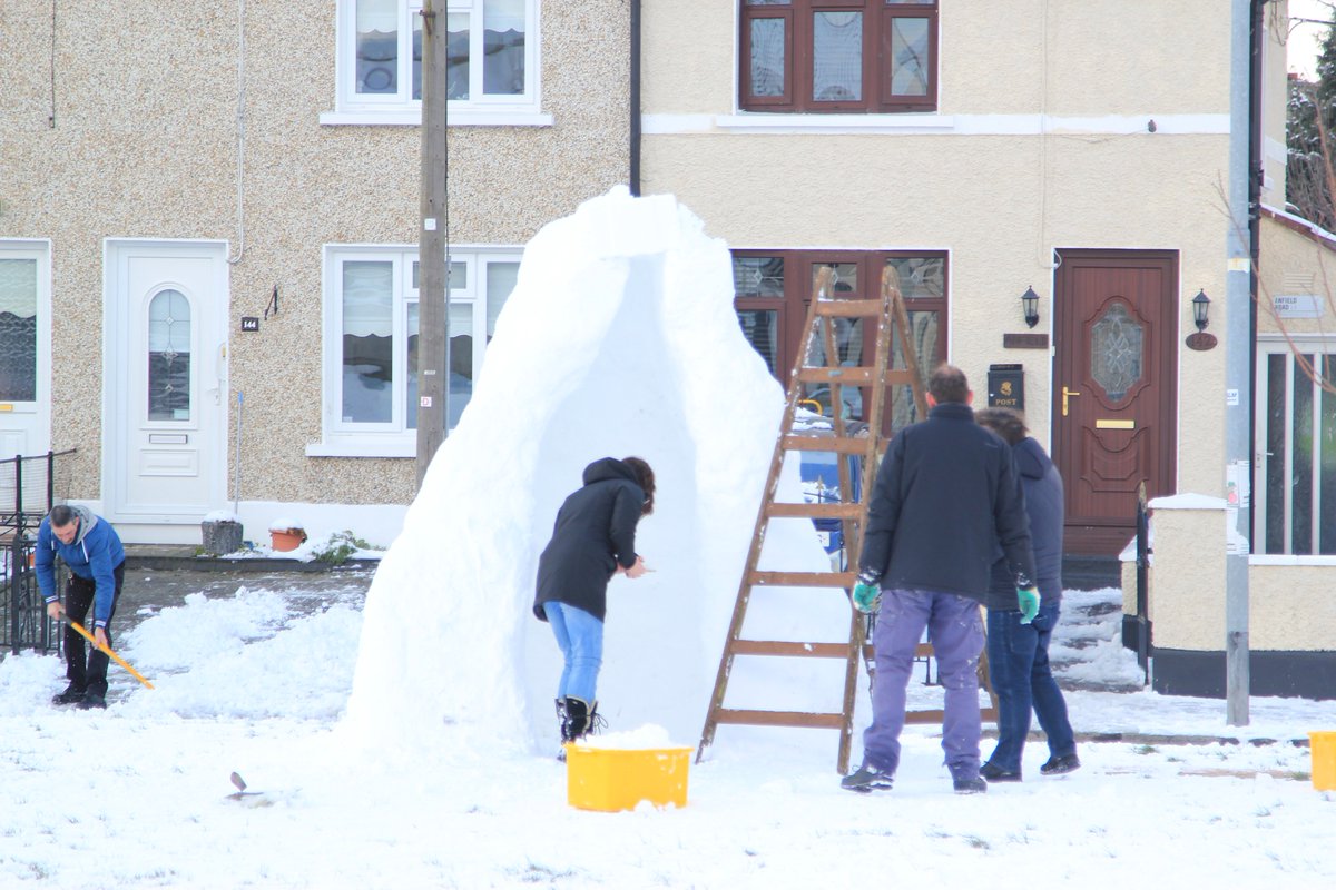 Crumliners put government to shame and build their own houses #Crumlin #Snow #snowday2018 <a href="/98FM/">98FM</a> <a href="/rtenews/">RTÉ News</a> #BeastFromTheEast