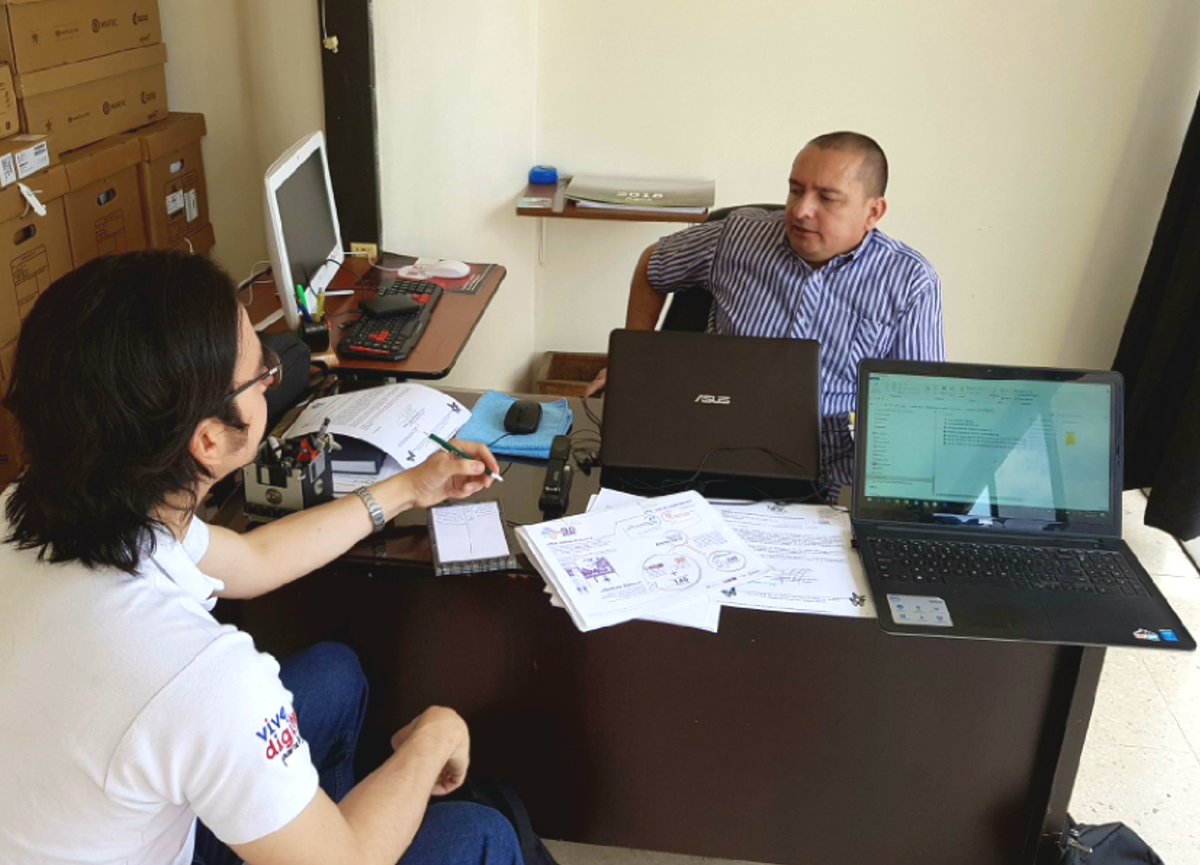 aleurreaos's tweet photo. #AEstaHora desde la @CalarcAlcaldia con el DirectorTIC @alejovaasquez y @jcnarvaezr
Con el proyecto de #ModeloRegional de #CierreDeBrechaDigital en identificación de identificadores claves para la medición en la región.
@Ministerio_TIC @arodrigueza2 @jcescobarb @fundacionfes https://t.co/B6IKKMcZZC