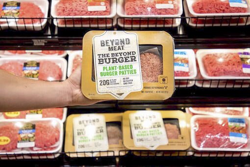 米国黑心商人太不道德了，不但把人造肉叫做 Beyond meat（超肉），而且把它们和真肉放在一块儿卖。还是我国人民实在，素鸡、素鸭名字就说明了这是素食，而且归为豆制品、和豆腐一起卖 #美国那些真事 https://t.co/06yznf5JG7 1