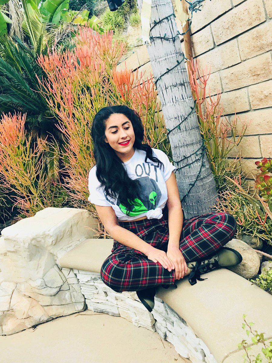 PopsikleShop's tweet photo. Far Out. 💚🛸☯️ #statementpants https://t.co/EhwNvofRBz