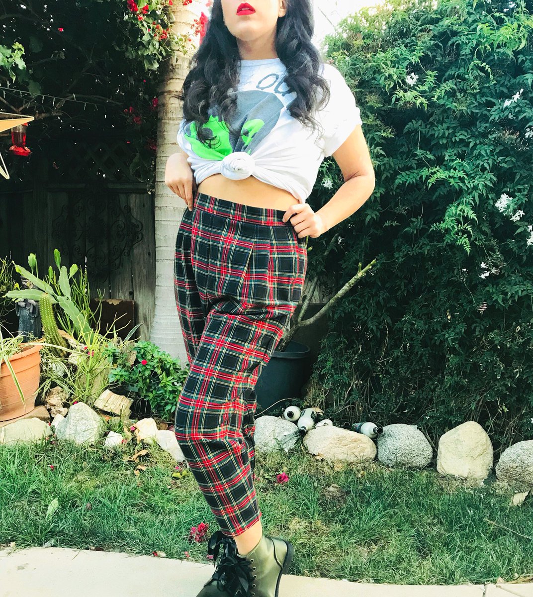 PopsikleShop's tweet photo. Far Out. 💚🛸☯️ #statementpants https://t.co/EhwNvofRBz