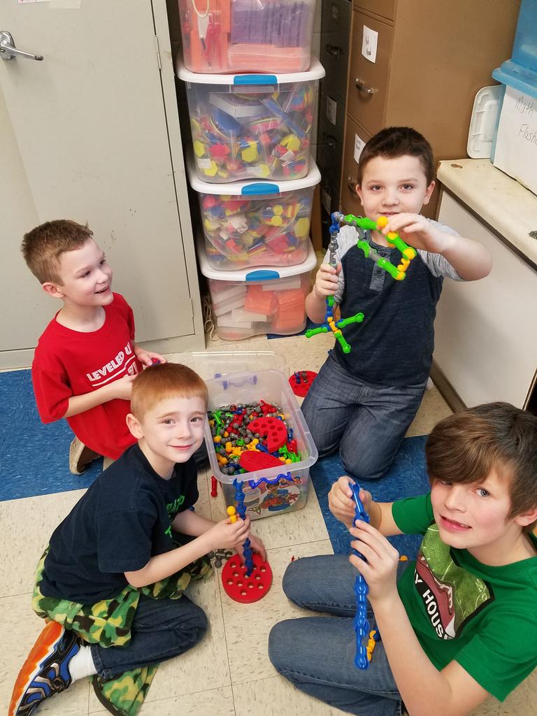 CherylGayer's tweet photo. Fun in makerspace.  #seneca_elem #senecatpc https://t.co/BhdfpTscSG
