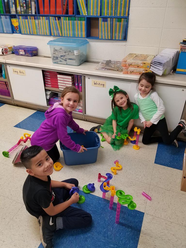 CherylGayer's tweet photo. Fun in makerspace.  #seneca_elem #senecatpc https://t.co/BhdfpTscSG