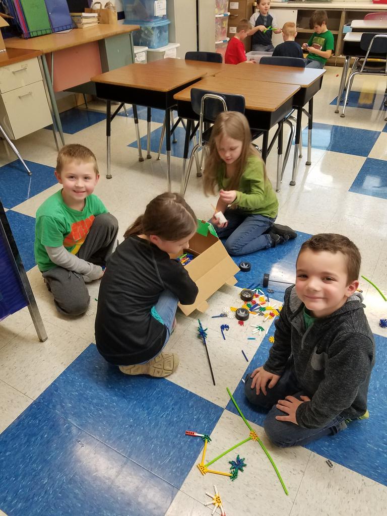 CherylGayer's tweet photo. Fun in makerspace.  #seneca_elem #senecatpc https://t.co/BhdfpTscSG