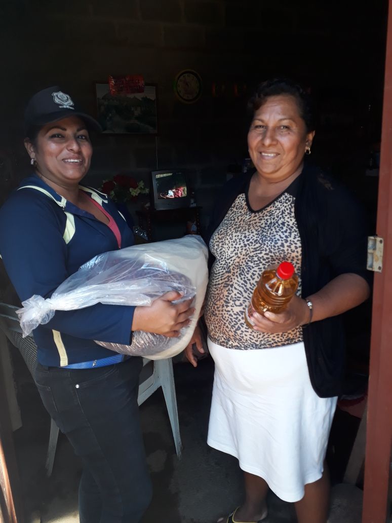ziloelena's tweet photo. #AMORANICARAGUA 
Entrega de paquetes alimenticios en la Ciudad de Diriamba.  https://t.co/umxZHCdUig https://t.co/3rDe6Yz1ur