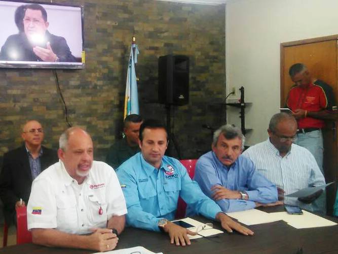 Doujosecam's tweet photo. #EnGuarico >>>Gob. @josemvasquez junto al Alcalde @Fgraterol5 y al Presidente de Pequiven @AvilaAPequiven Sostuvieron un Encuentro con Asociaciones de Productores de Cereales en @corpollanos #Calabozo #TrabajoYCompromiso #SoyGuárico #EnCuerpoYAlma https://t.co/ZaZyeI7cLP