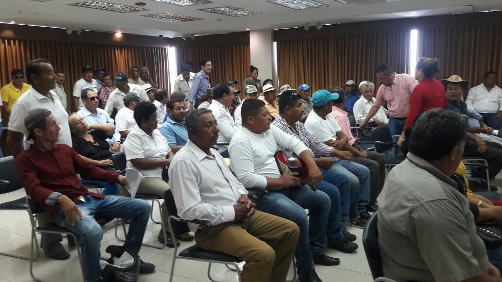 RamonTeranPSC6's tweet photo. Acudimos con  agricultores de diferentes sectores de la zona sur de Los Ríos a  una reunión con el prefecto Marcos Troya para exigir soluciones a los problemas viales que afectan al sector agrícola, principalmente en temporada invernal. @ParticipacionAN #ComisiónDelPueblo https://t.co/SgrWnFvOMn