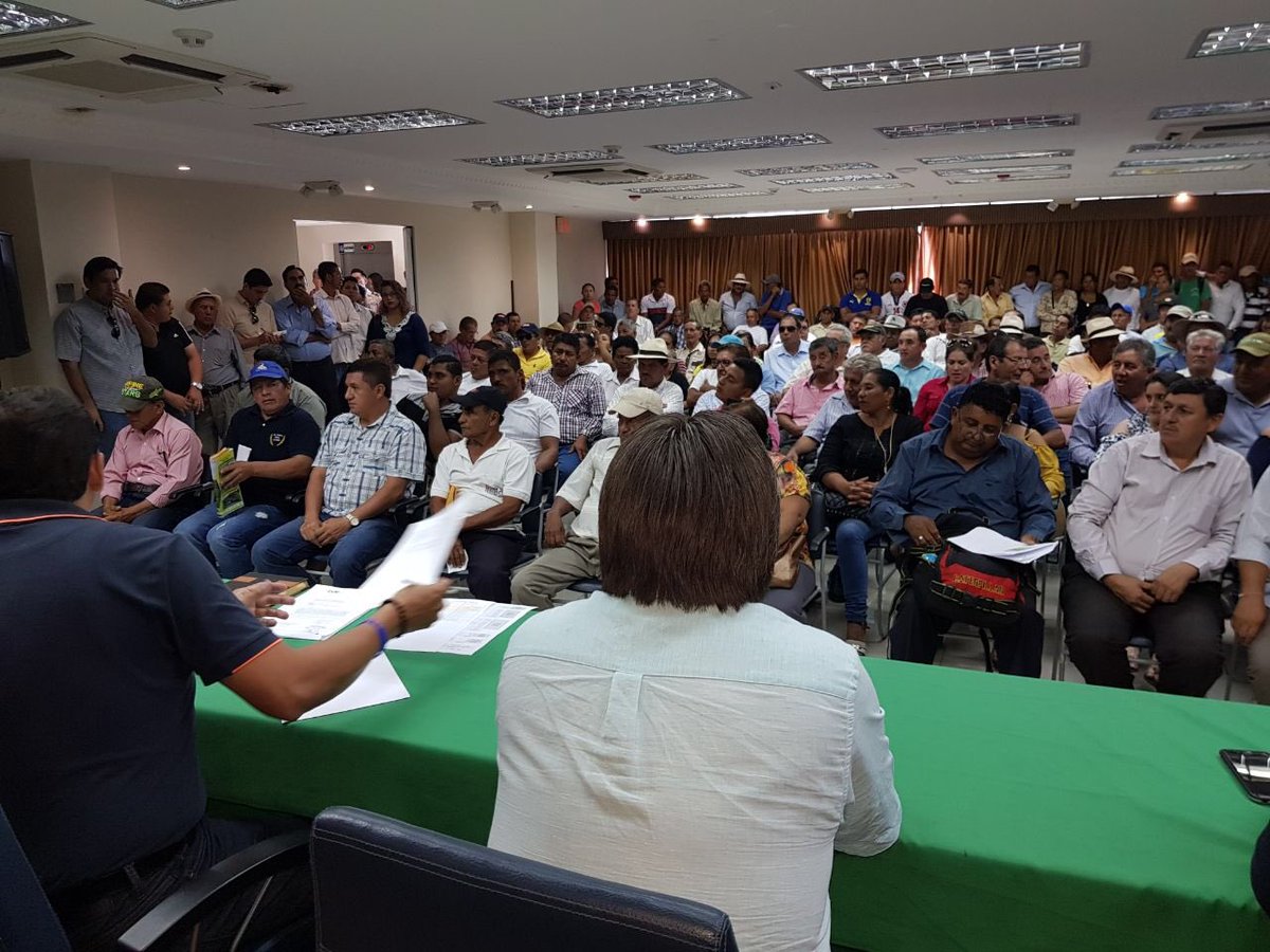 Acudimos con  agricultores de diferentes sectores de la zona sur de Los Ríos a  una reunión con el prefecto Marcos Troya para exigir soluciones a los problemas viales que afectan al sector agrícola, principalmente en temporada invernal. <a href="/ParticipacionAN/">Comisión de Transparencia, Participación Ciudadana</a> #ComisiónDelPueblo