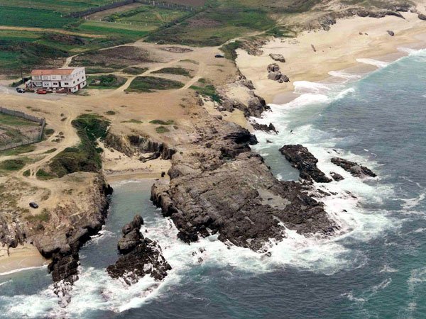 Garcai3D's tweet image. La casita a pie de playa que veis en Fariña es aquí, en la playa de As Furnas, uno de los mejores sitios para hacer surf de la zona