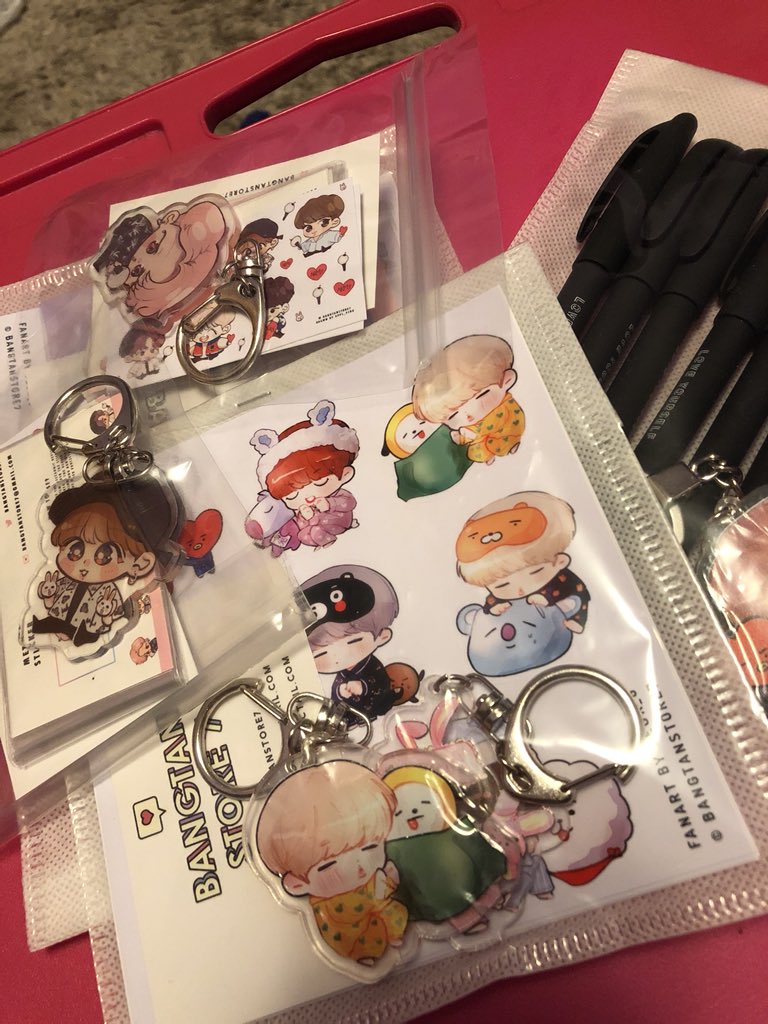 r_galaxsea's tweet photo. Yayyyy 😭😭😭💗💗💗 @BangtanStore7 

#iHeartAwards #BestFanArmy #BTSARMY https://t.co/ZyrzjguGvh