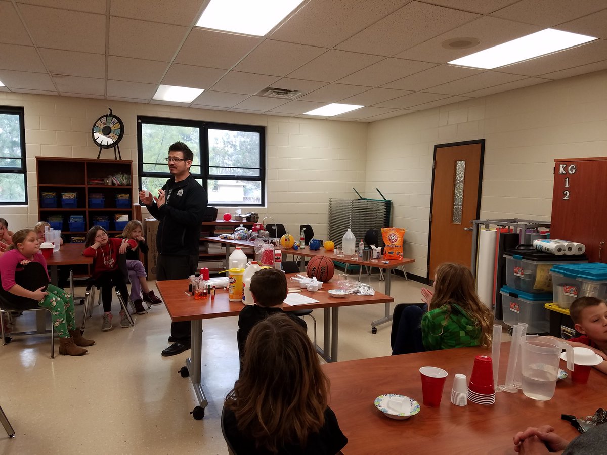 PARKWDprincipal's tweet photo. . @OriginalMisterC  the Science Guy working with our 4th graders! https://t.co/GHhOSzWDH5