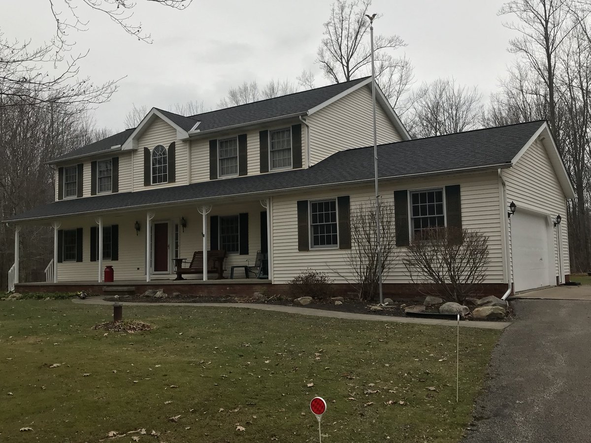 4SeasonsChardon's tweet photo. First roof of 2018! The weather finally worked in our favor. @CertainTeedRoof Landmark Moire Black from @willoughbysup &amp; @Tnewhart31 #integrityroofsystem #surestartplus #shinglemaster #chardon #roofing https://t.co/wFTYWtUH6I