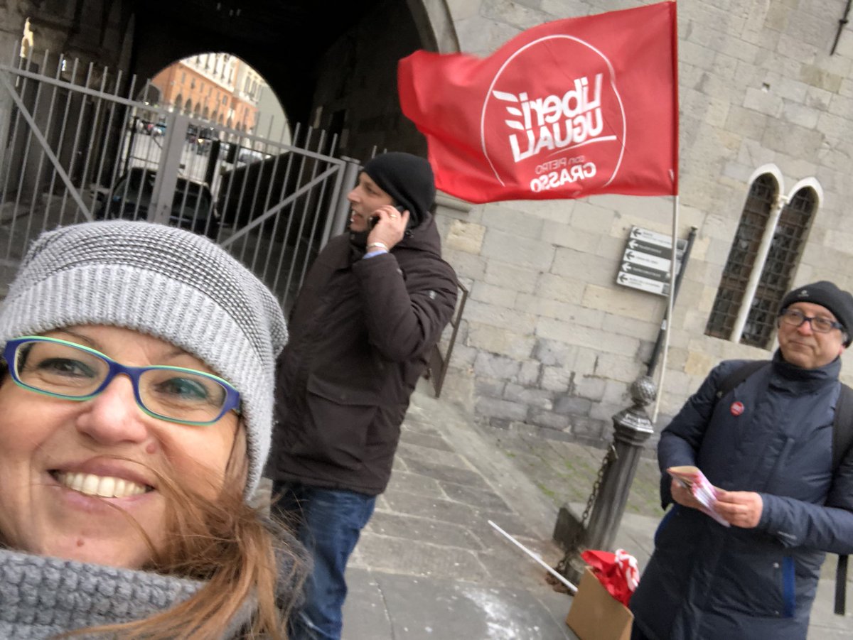 michelataxistro's tweet photo. Non è un sorriso: sono i denti che si sono inchiodati per il gelo a Genova ma per l’amico @lucapasto71 lo abbiamo fatto volentieri
ps @Gianpymalatesta stava chiamando #ilsaggio @SSnaporaz spostato in piazza

#volantinaggio #facsimile #ilfuturononaspetta
@LeU_news @liberi_uguali https://t.co/kdMgxFxaDk